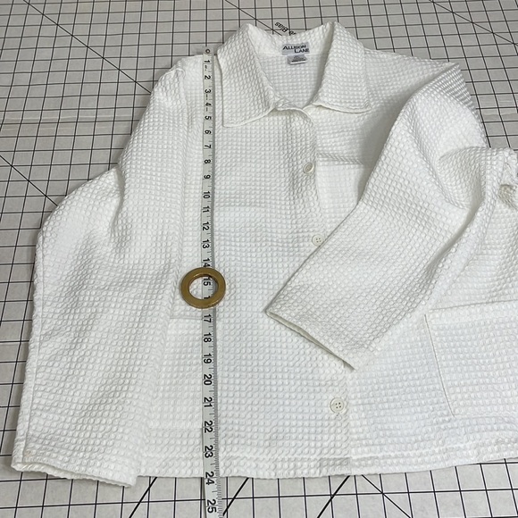 Allison Lane classic white jacket, button front, two pockets, checked texture - Picture 6 of 8